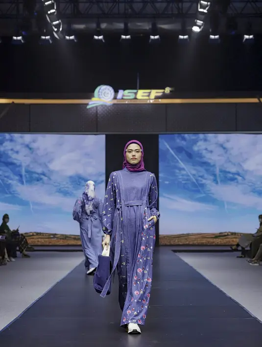 Sustainable Muslim Fashion ISEF tahun ini memberikan kesempatan bagi para desainer untuk mempresentasikan karyanya di atas panggung runway dengan konsep teatrikal. (dok/ISEF2021).