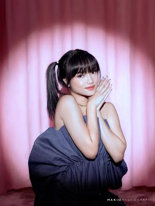 Berbeda dengan beberapa pemotretan sebelumnya, kali ini, Fuji tampil jadi cute girl. Ia menata rambut berponinya dengan dua pony-tail khas anak remaja, diberi jepit kecil di sisi kanan dan kirinya. Foto: Instagram.