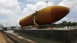 Tangki eksternal pesawat ulang alik diangkut menggunakan kapal di  Colon City, Panama, (25/4). Nantinya tangki ini akan dipasangkan ke pesawat luar angkasa untuk proyek NASA selanjutnya. (REUTERS / Carlos Jasso)