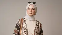 Long Outer Tribal dengan Kulot Polos. Foto: Meta AI