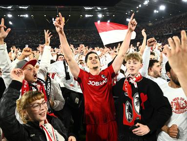 Suka cita menyelimuti para pemain dan pendukung SC Frieburg setelah berhasil lolos ke babak final Liga Europa 2025/2026, Kamis (07/05/2026). (AP Photo/DPA/Philipp von Ditfurth)