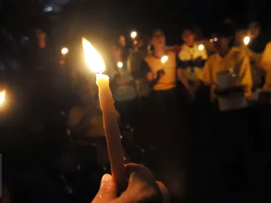 Sejumlah karyawan Artha Graha berkumpul di kawasan SCBD Jakarta untuk memperingati Earth Hour 2016 dengan menyalakan lilin saat lampu-lampu di kawasan itu mulai dipadamkan selama satu jam pada Sabtu malam (19/3/2016). (Foto: Istimewa)