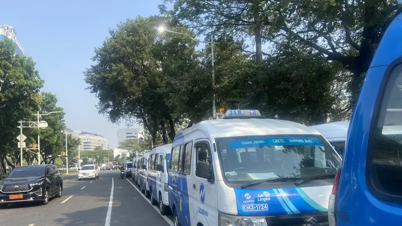 Ratusan kendaraan JakLingko terparkir di kawasan Balai Kota Jakarta. Rupanya, para sopir JakLingko menggelar demo protes menyuarakan ketidakadilan manajemen TransJakarta.