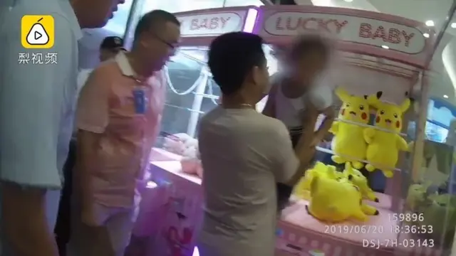 Ingin Dapat Boneka, Bocah Malah Terjebak dalam Mesin Mainan