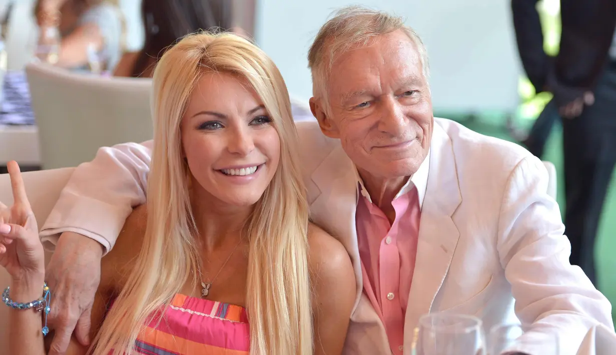 Hugh Hefner merangkul Crystal Harris di The Playboy Mansion di Holmby Hills, California 9 Mei 2013. Wanita seksi berambut pirang ini juga berhasil menarik hati Hugh Hefner dan menikah pada 2012. (Charley Gallay/Getty Images for Playboy/AFP)