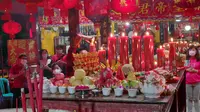 Warga Tionghoa di Tempat Ibadah Tri Dharma (TITD) Kwan Sing Bio Tuban sembahyang  menyambut Imlek (Ahmad Adirin/Liputan6.com)