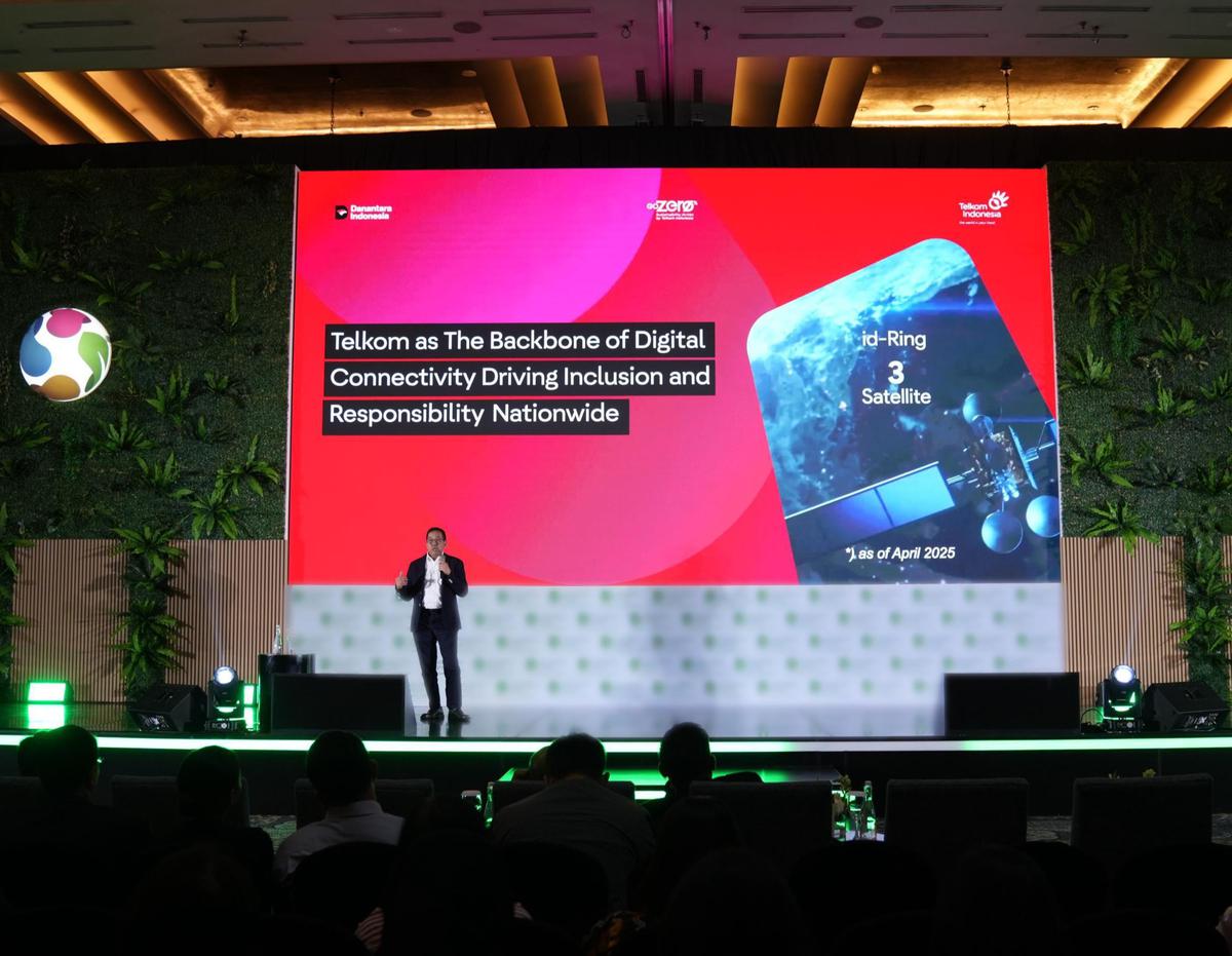 Wakil Direktur Utama Telkom Indonesia Muhammad Awaluddin saat menyampaikan  paparan pada acara Katadata Sustainability Action for the Future Economy (SAFE) 2025