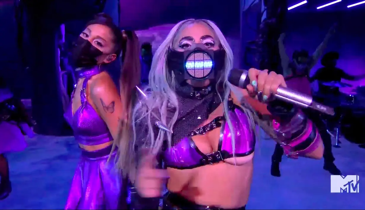 Dalam foto yang dirilis memperlihatkan Ariana Grande dan Lady Gaga membawakan "Rain On Me" dalam ajang MTV Video Music Award (MVA) 2020 yang dilaksanakan secara virtual pada Minggu (30/8/2020) waktu New York. Lady Gaga menjadi sorotan karena masker wajah yang dikenakannya. (MTV via AP)