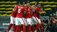  Para pemain Timnas Indonesia U-22 merayakan gol yang dicetak Septian David Maulana saat melawan Filipina pada laga SEA Games di Stadion Shah Alam, Selangor (17/8). Indonesia menang 3-0 atas Filipina. (AP Photo / Vincent Phoon)