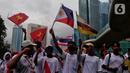 Peserta parade membawa bendera anggota ASEAN saat berjalan dalam Parade Asean di Jalan MH. Thamrin, Jakarta, Minggu (29/1/2023). Acara tersebut merupakan 'kick off' keketuaan Indonesia dalam ASEAN 2023 yang puncaknya akan berlangsung dua kali, yakni Konferensi Tingkat Tinggi (KTT) ASEAN pada Mei 2023 di Labuan Bajo, Provinsi Nusa Tenggara Timur (NTT) dan KTT ASEAN Plus di Jakarta pada September 2023. (Liputan6.com/Angga Yuniar)