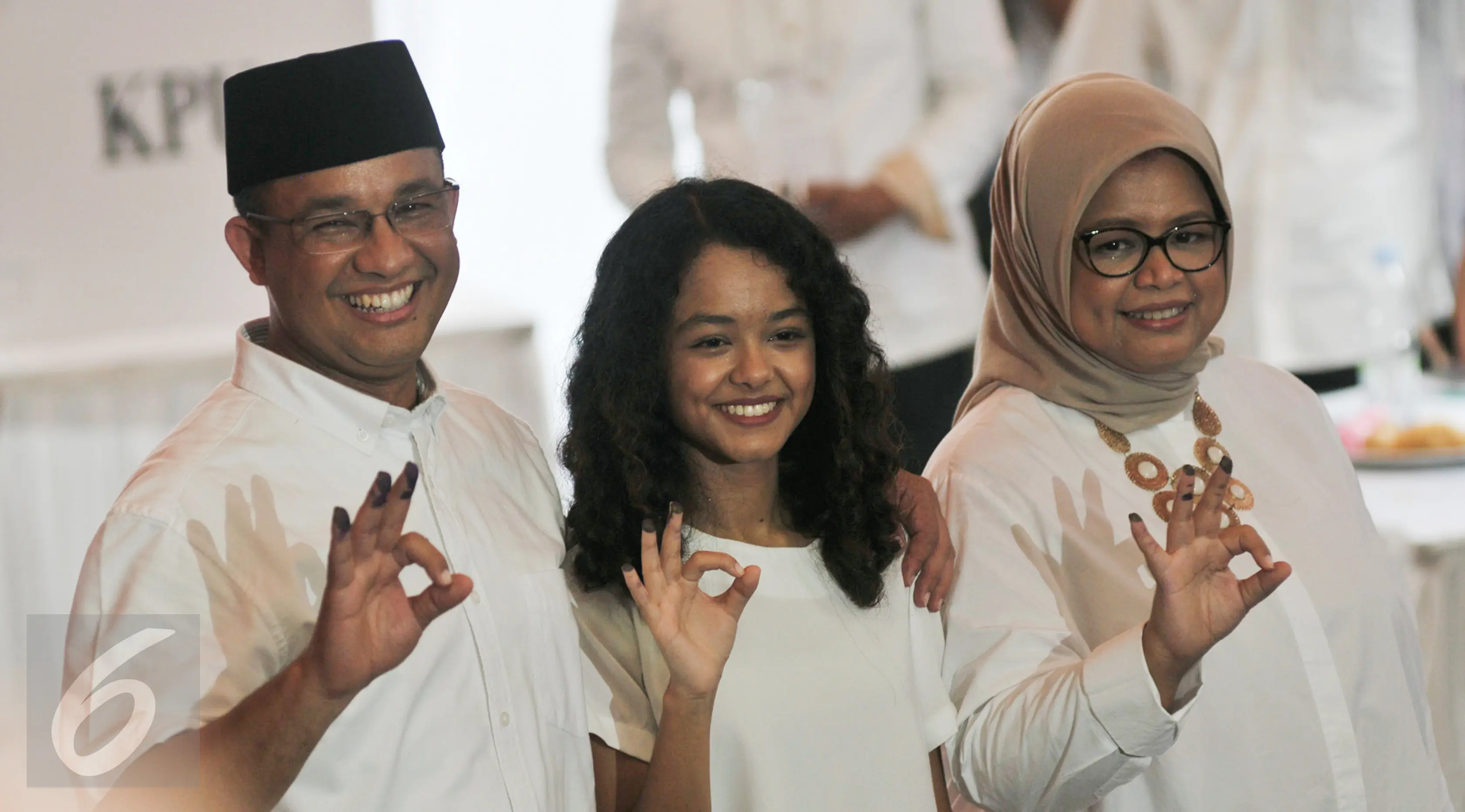 Anies Baswedan bersama istri dan anaknya meberikan salam usai menggunakan hak pilihnya di TPS 28 Cilandak, Jakarta Selatan, Rabu (19/4). Di TPS ini Anies memberikan hak suaranya dalam Pilkada DKI putaran kedua. (Liputan6.com/Yoppy Renato)