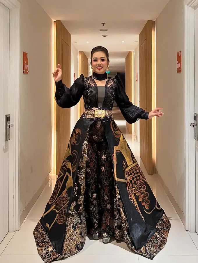 Soimah kenakan kebaya model outer warna hitam