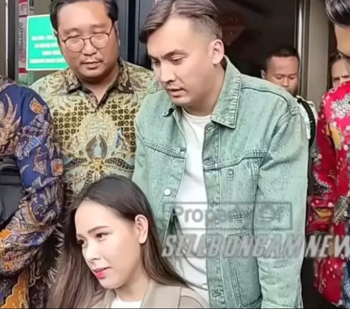 Ini momen pertama kali Rendy dan Lady Nayoan memamerkan kemesraan setelah memutuskan rujuk. Potret ini saat Rendy dan Lady di pengadilan.
