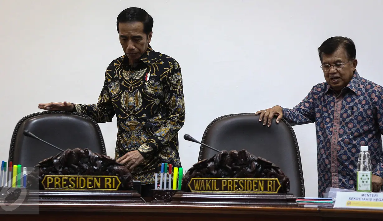 Presiden Joko Widodo (Jokowi) didampingi Wapres Jusuf Kalla setibanya untuk memimpin Sidang Paripurna Dewan Energi Nasional (DEN) di Kantor Presiden, Kompleks Istana Kepresidenan, Jakarta, Kamis (5/1). (Liputan6.com/Faizal Fanani)