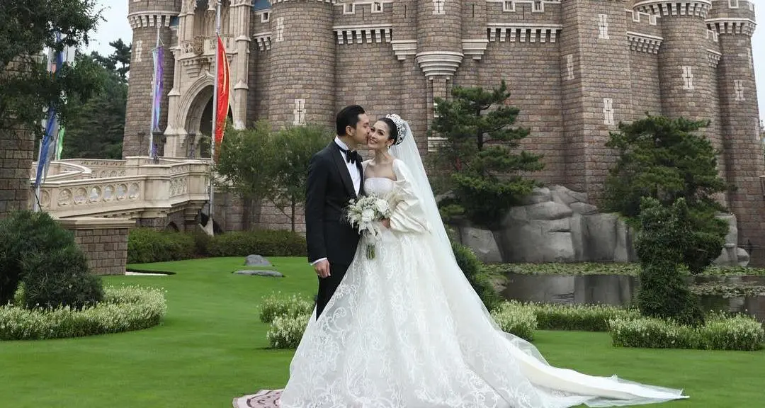 Sandra Dewi dan Harvey Moeis menikah di Disneyland, Tokyo [foto: instagram]