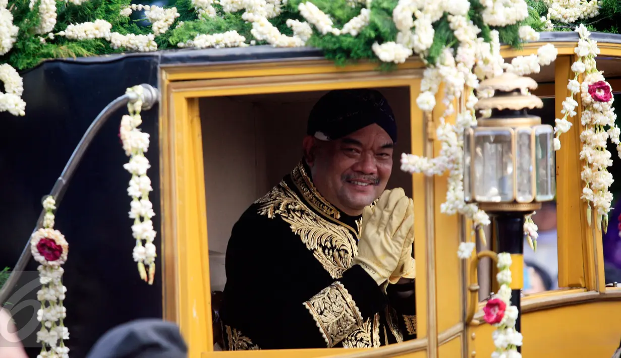 KGPAA Paku Alam X menaiki kereta kuda saat mengikuti kirab ageng di Yogyakarta, (7/1) .KGPAA Paku Alam X di nobatkan sebagai raja Kadipaten Pakualaman usai mengikuti upacara jumeneng dalem di Bangsal Sewotomo Puro Pakualaman.(Boy Harjanto)