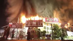 Pasar Minglar di Yangon ditimpa bencana kebakaran, Myanmar, Sabtu (9/1/2016). Penyebab kebakaran masih dalam penyelidikan . (Reuters/Soe Zeya Tun)