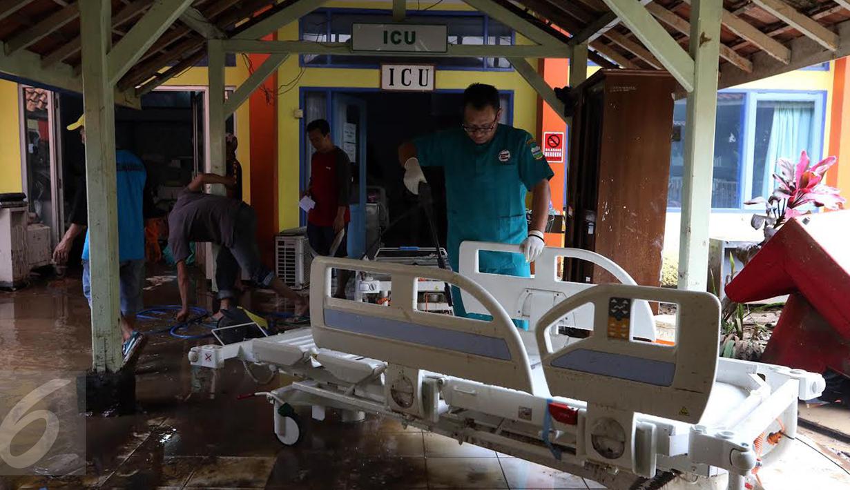 Petugas membersihkan sisa lumpur yang menggenangi RSUD dr Slamet akibat banjir bandang dari aliran sungai Cimanuk di Kabupaten Garut, Kamis (22/9).  Untuk sementara sebagian pasien dipindahkan ke Rumah Sakit Guntur. (Liputan6.com/Johan Tallo)