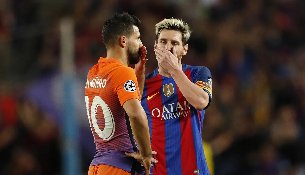 Bintang Barcelona, Lionel Messi berbisik dengan pemain Manchester City, Sergio Aguero pada laga Liga Champions grup C di Stadion Nou Camp, (19/10/2016). (Action Images via Reuters/John Sibley)