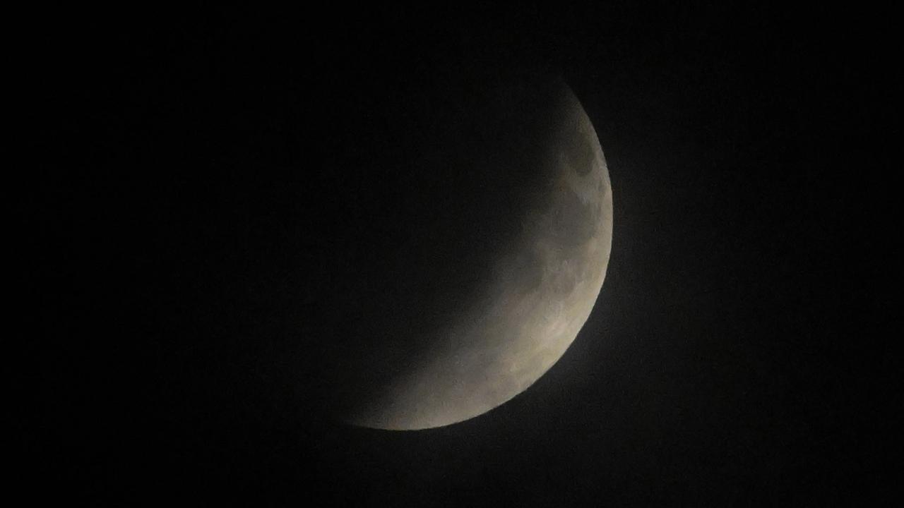 FOTO: Warga Aceh Sambut Gerhana Bulan Total dengan Shalat dan Observasi Langsung