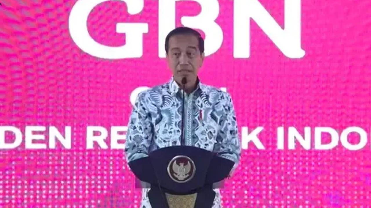 Setelah Sri Mulyani, giliran Presiden Jokowi yang berpidato. Dirinya lantas bicara mengenai persoalan podium tadi.