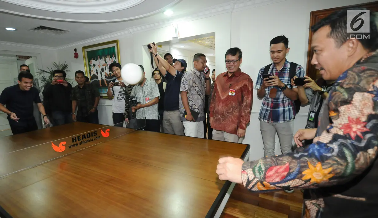 Pemain Timnas Indonesia U-19, Egy Maulana Vikri (kiri) bermain headis dengan Menpora Imam Nahrawi usai pertemuan di gedung Kemenpora, Jakarta, Jumat (5/1). Egy berharap mampu mewujudkan cita-citanya bermain di klub Eropa. (Liputan6.com/Helmi Fithriansyah)