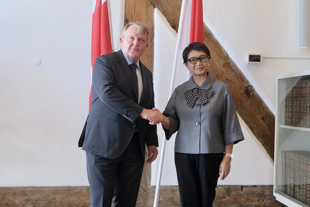 Menteri Luar Negeri Republik Indonesia (Menlu RI) Retno Marsudi (kanan) dan Menlu Denmark Lars Løkke Rasmussen dalam kunjungan kerjanya ke Kopenhagen, 14 Juni 2023. (Dok: Kemlu RI)