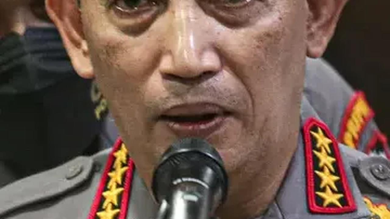 Listyo memberikan penghargaan kepada para pemenang Hoegeng Awards 2023 yang telah berhasil menyisihkan 10.607 nama-nama personel Polri usulan masyarakat.