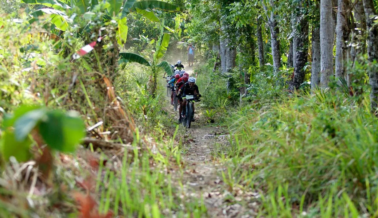 Pebalap sepeda mengikuti kejuaraan Mountain Bike Cross Country Marathon (MTB XCM) di Kawasan Tanjung Lesung, Pandeglang, Banten, Sabtu (29/9). Kejuaraan lintas alam tersebut berlangsung dari 28 hingga 30 September 2018. (Liputan6.com/HO/Nick)