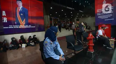 Pegawai berhamburan di luar Gedung Kemenkumham saat terjadi kebakaran, Jakarta, Kamis (8/12/2022). Kebakaran yang terjadi di lantai 5 Gedung Kemenkumham ini membuat para pegawai panik dan keluar bangunan. (merdeka.com/Imam Buhori)