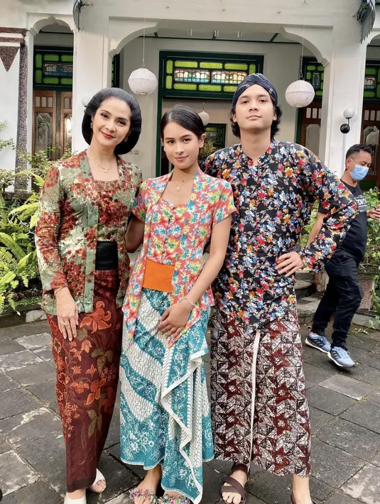 Penampilan kebaya modern  dengan motif menampilkan kesan etnik yang begitu cantik. [Foto: Instagram/ Maudy ayunda]
