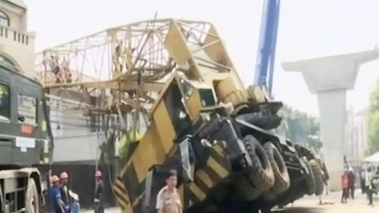 20151015-Petugas Crane-Jakarta