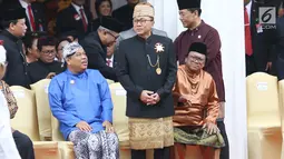 Ketua MPR, Zulkifli Hasan mengenakan pakaian adat saat mengikuti upacara Hari Lahir Pancasila di gedung Pancasila, Jakarta, Kamis (1/6). Tidak hanya para menteri, para pejabat tinggi negara yang hadir pun kenakan pakaian adat. (Liputan6.com/Angga Yuniar)