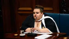 Senator Uruguay, Michelle Suarez bicara dalam sebuah sesi Senat di Montevideo, Uruguay (10/10). Michelle Suarez merupakan transgender pertama yang menjadi senator di Uruguay. (AP Photo / Matilde Campodonico)
