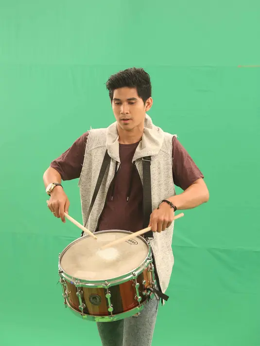 Lagu ‘Turis’ ini bertema tentang jalan-jalan yang menganalogikan turis seperti player, mereka senang wisata hati. Difin sang drummer dan kawan-kawan harus bisa berimajinasi sedang jalan-jalan di laut, di gunung, naik balon udara. (Nurwahyunan/Bintang.com)