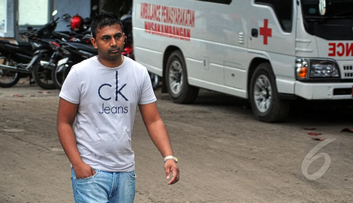 Chintu Sukumaran (kanan), adik duo Bali Nine Myuran Sukumaran usai mendatangi Lapas Nusakambangan, Jawa Tengah, Senin (27/4/2015). Wajah lesu bercampur kesedihan terpancar dari setiap wajah keluarga terpidana mati (Liputan6.com/Yoppy Renato)