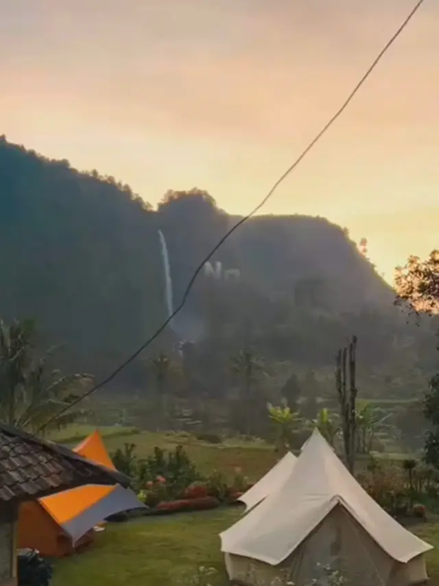 Rumah dengan Pemandangan Air Terjun