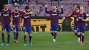 Striker Barcelona, Lionel Messi, melakukan selebrasi usai mencetak gol ke gawang Granada pada laga Liga Spanyol di Stadion Camp Nou, Jumat (30/4/2021). Barcelona takluk dengan skor 1-2. (AP/Joan Monfort)