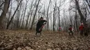 Anak laki-laki Kashmir bermain kriket pada hari yang dingin di pinggiran Srinagar, Kashmir yang dikuasai India, Senin (27/12/2021). (AP Photo/Mukhtar Khan)