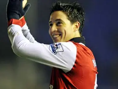 Gelandang Arsenal Samir Nasri memberi aplaus kepada suporter di akhir laga lanjutan EPL melawan Birmingham City di St Andrews, 1 Januari 2011. AFP PHOTO / GLYN KIRK
