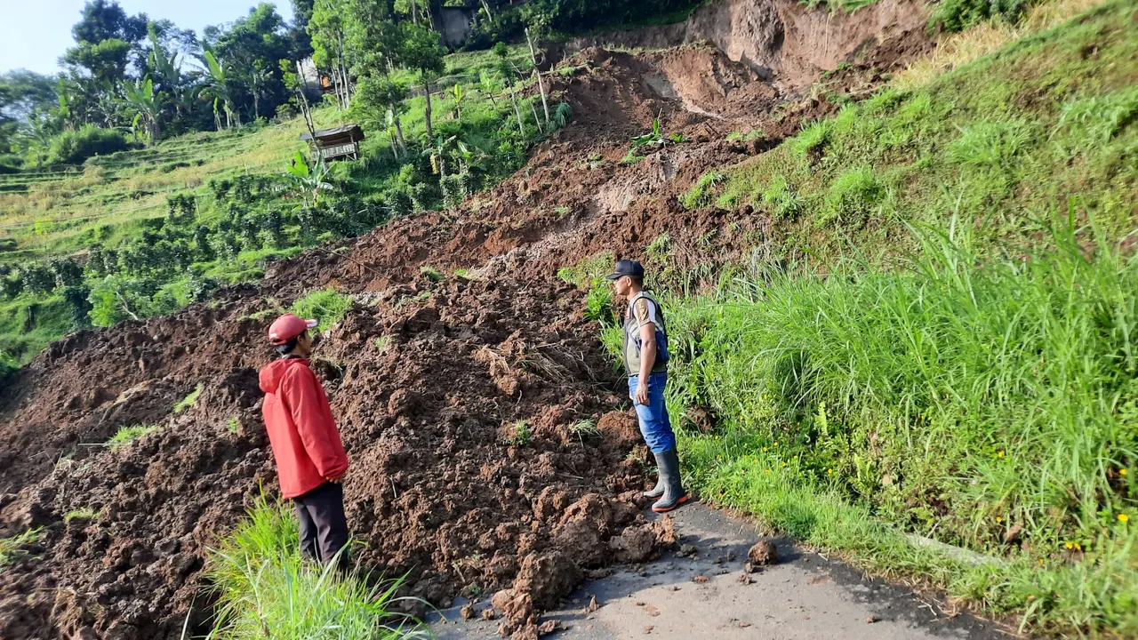 Bencana longsor akibat hujan deras dengan intensitas tinggi di Kabupaten Sukabumi, Jawa Barat (Jabar).