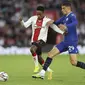 Kai Havertz dari Chelsea, kanan, berebut bola dengan pemain Southampton Kyle Walker-Peters selama pertandingan sepak bola Liga Premier Inggris antara Southampton dan Chelsea di Stadion St Mary, Southampton, Inggris, Selasa, 8 Agustus. 30, 2022. (Foto AP/Ian Walton)