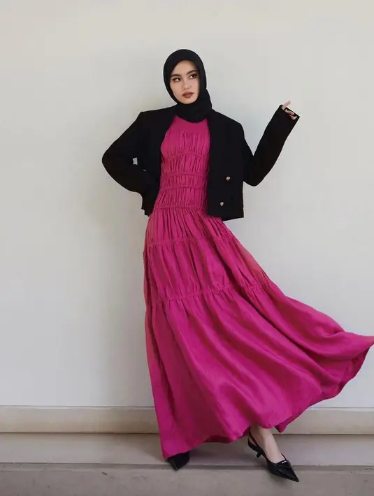 Perpaduan warna black dan pink bisa bikin look lebih stunning. Lihat saja penampilan Fira Assagaf ini. Padukan dress pink dengan cropped blazer warna hitam. (Instagram/sashfir).