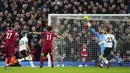 Pemain Liverpool, Mohamed Salah (tengah) mencetak gol keempat timnya ke gawang Manchester United pada laga pekan ke-26 Liga Inggris 2022/2023 yang berlangsung di Anfield, Liverpool, Senin (06/03/2023) WIB. (AP Photo/Jon Super)