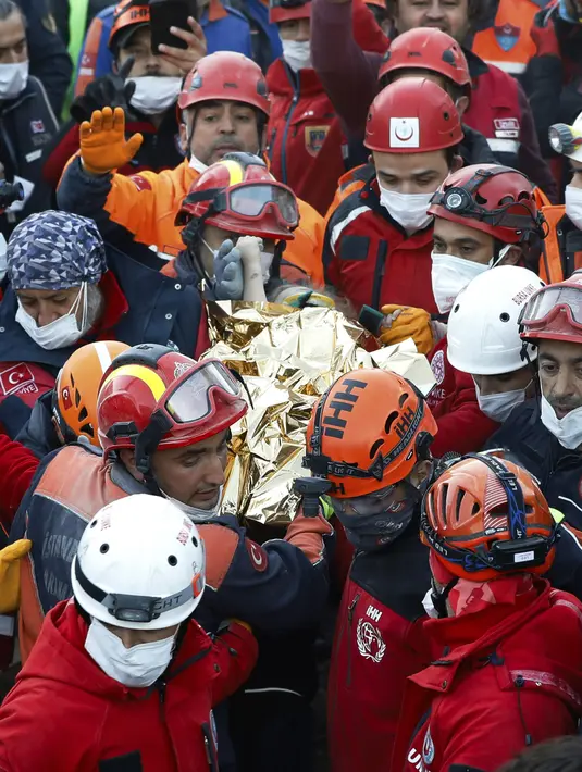 Tim penyelamatan membawa Elif Perincek, 3, setelah diselamatkan dari puing-puing bangunan di Izmir, Turki, Senin (2/11/2020). Elif Perincek yang berada di bawah reruntuhan selama 65 jam berhasil diselamatkan setelah gempa dahsyat mengguncang Laut Aegea. (Istanbul Fire Authority via AP)
