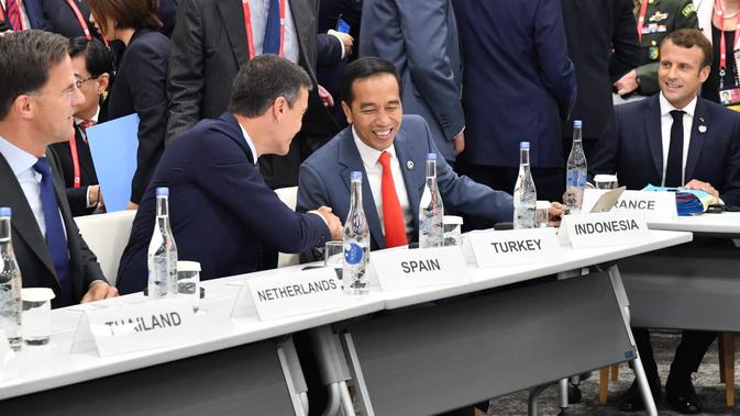 Presiden Jokowi bersalaman dengan Presiden Spanyol Pedro Sanchez. (Biro Pers Istana)