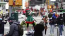 Seorang anak perempuan berpose untuk difoto di Times Square, New York, Amerika Serikat (AS), 25 Oktober 2020. AS melaporkan lebih dari 83.000 infeksi baru pada 23 dan 24 Oktober, memecahkan rekor harian sebelumnya sekitar 77.300 kasus yang tercatat pada Juli lalu. (Xinhua/Wang Ying)