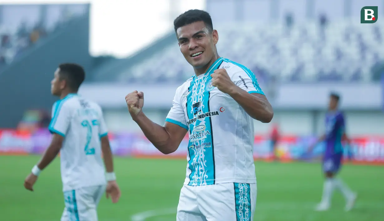 Pemain PSBS Biak, Alexandro Santos, melakukan selebrasi setelah mencetak gol ke gawang Persita Tangerang pada laga BRI Liga 1 di Stadion Indomilk Arena, Sabtu (3/5/2025) petang WIB. (Bola.com/M Iqbal Ichsan)
