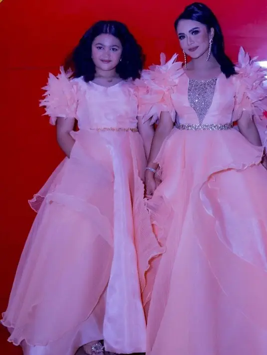 "Pequinina, Anak mami sudah gadis," tulis Krisdayanti di caption unggahannya.  (Instagram/@krisdayantilemos).