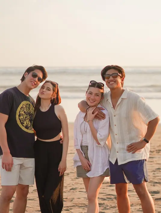 Liburan ke Bali, Syifa dan El terlihat kompak kenakan baju serba hitam. Syifa dengan crop tank top dan loose pants-nya, sementara El dengan kaus hitam dan shorts putihnya.  [@elelrumi/@syifahadju].